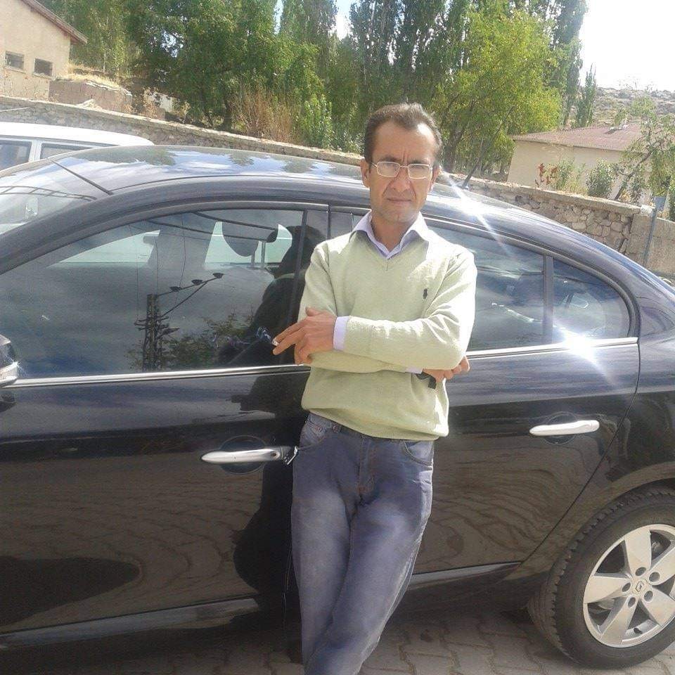 Geri geri gelirken arkadaşını ezdi Bağcılar’da yanlış yola girdikten sonra geri geri giden tır sürücüsü, araçtan indirdiği arkadaşını ezdi. Sürücünün arkadaşı olay yerinde hayatını ...