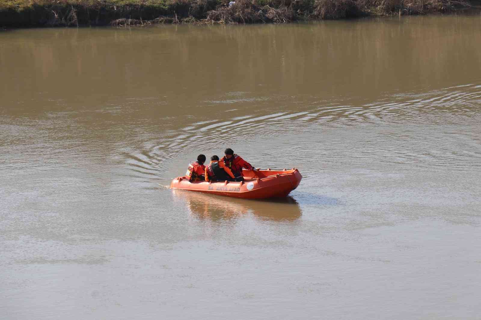 Girdiği nehirden çıkamamıştı arama çalışmaları sonlandırıldı Sakarya Nehri’ne girdikten sonra bir daha haber alınamayan 31 yaşındaki Salih Şimşek’i bulabilmek için ekipler seferber oldu. AFAD, dalgıç polis ...