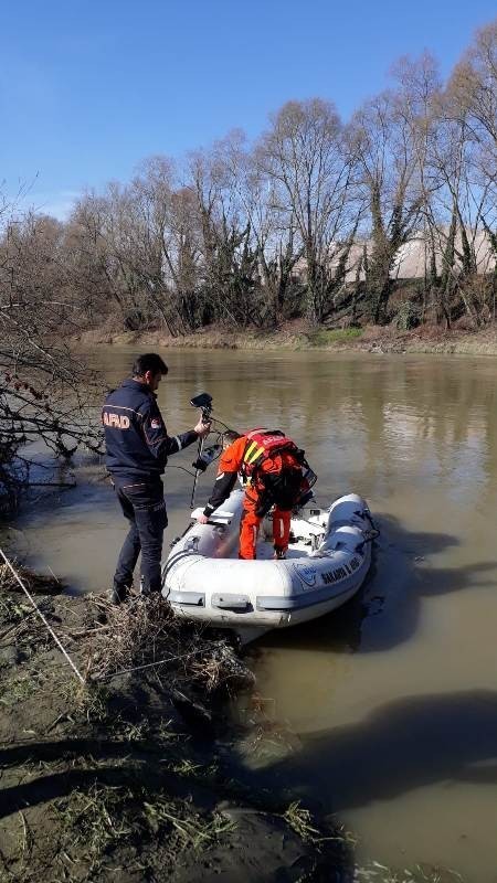 Sakarya Nehri’ne girdikten sonra bir daha haber alınamayan 31 yaşındaki Salih Şimşek’i bulabilmek için ekipler seferber oldu. AFAD, dalgıç polis ...