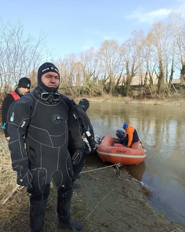 Girdiği nehirden çıkamamıştı arama çalışmaları sonlandırıldı Sakarya Nehri’ne girdikten sonra bir daha haber alınamayan 31 yaşındaki Salih Şimşek’i bulabilmek için ekipler seferber oldu. AFAD, dalgıç polis ...