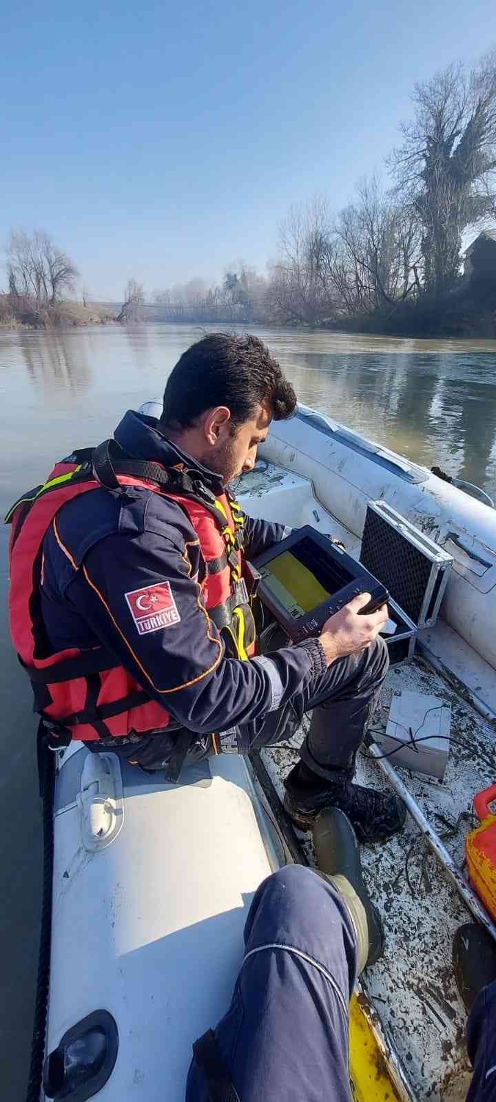 Girdiği nehirden çıkamamıştı arama çalışmaları sonlandırıldı Sakarya Nehri’ne girdikten sonra bir daha haber alınamayan 31 yaşındaki Salih Şimşek’i bulabilmek için ekipler seferber oldu. AFAD, dalgıç polis ...