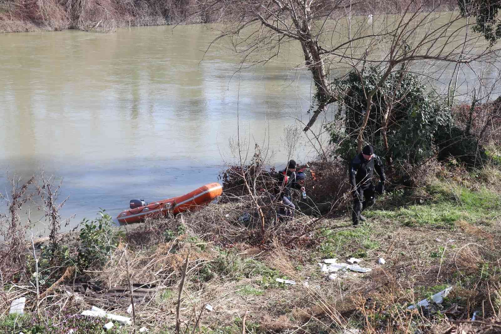 Girdiği nehirden çıkamamıştı arama çalışmaları sonlandırıldı Sakarya Nehri’ne girdikten sonra bir daha haber alınamayan 31 yaşındaki Salih Şimşek’i bulabilmek için ekipler seferber oldu. AFAD, dalgıç polis ...