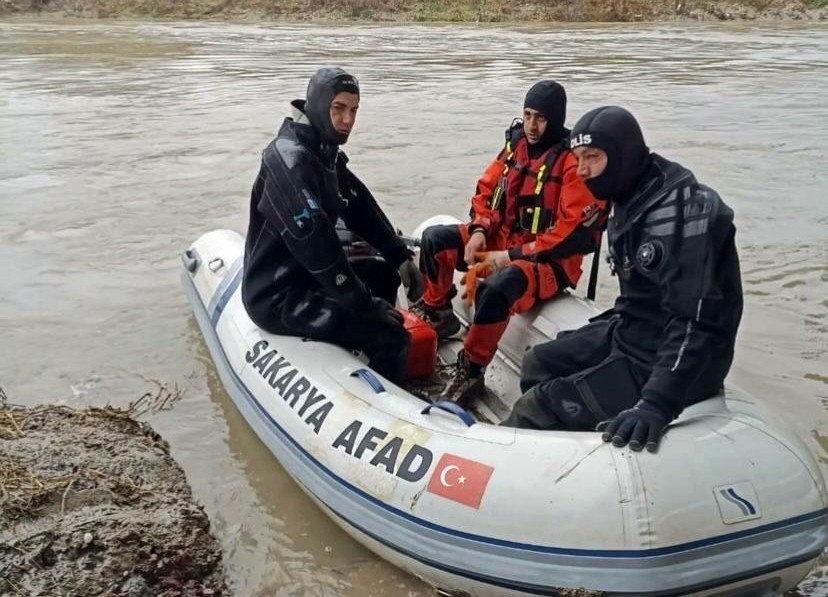 Girdiği nehirden çıkamamıştı arama çalışmaları sonlandırıldı Sakarya Nehri’ne girdikten sonra bir daha haber alınamayan 31 yaşındaki Salih Şimşek’i bulabilmek için ekipler seferber oldu. AFAD, dalgıç polis ...