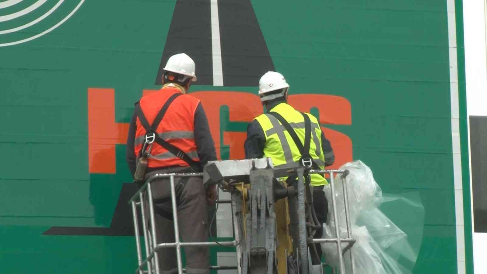 Gişelerde OGS tabelaları sökülüyor Türkiye genelinde otoyollar ve köprülerde OGS kullanımı bugün itibariyle sona eriyor. Gişelerde bulunan OGS tabelaları görevliler tarafından ...