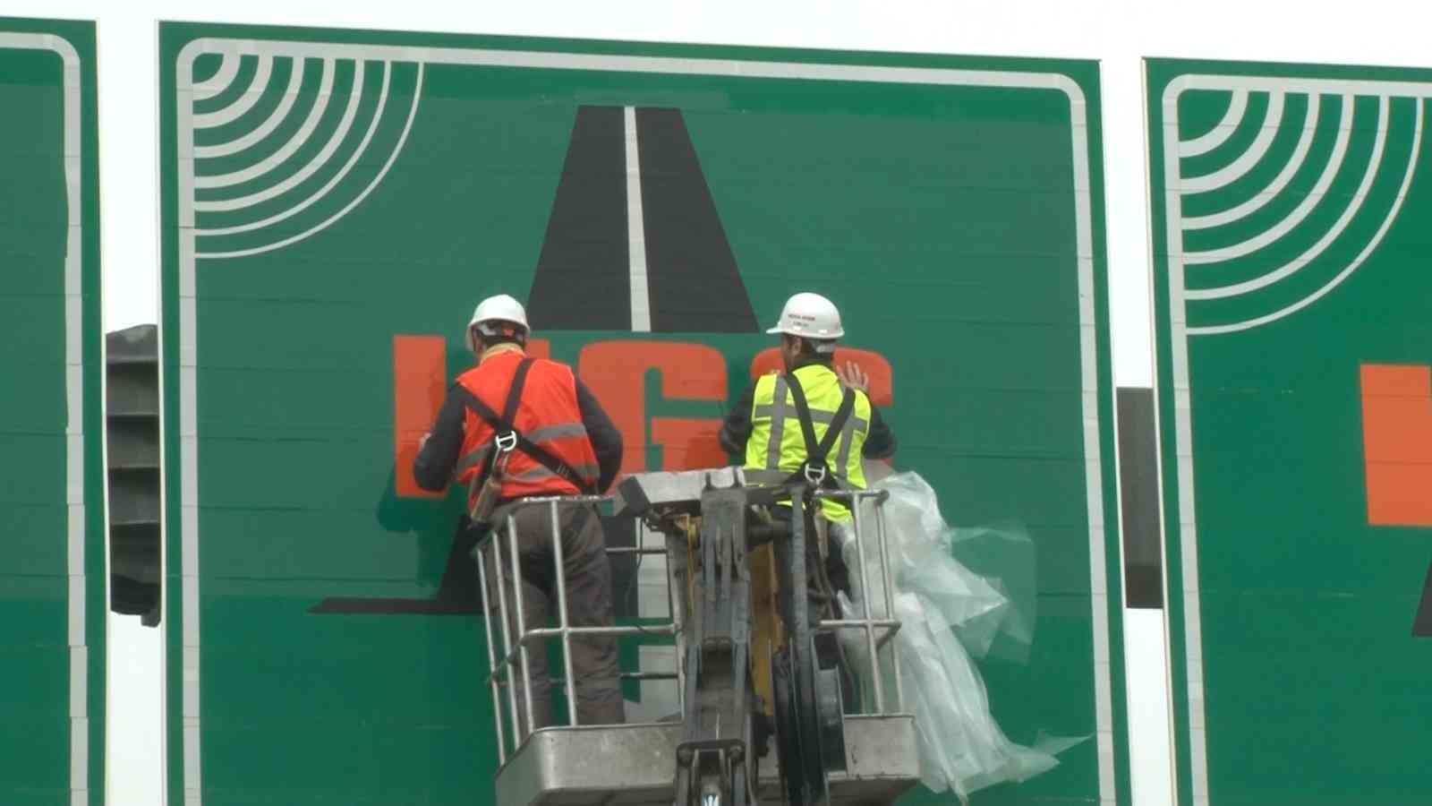 Gişelerde OGS tabelaları sökülüyor Türkiye genelinde otoyollar ve köprülerde OGS kullanımı bugün itibariyle sona eriyor. Gişelerde bulunan OGS tabelaları görevliler tarafından ...