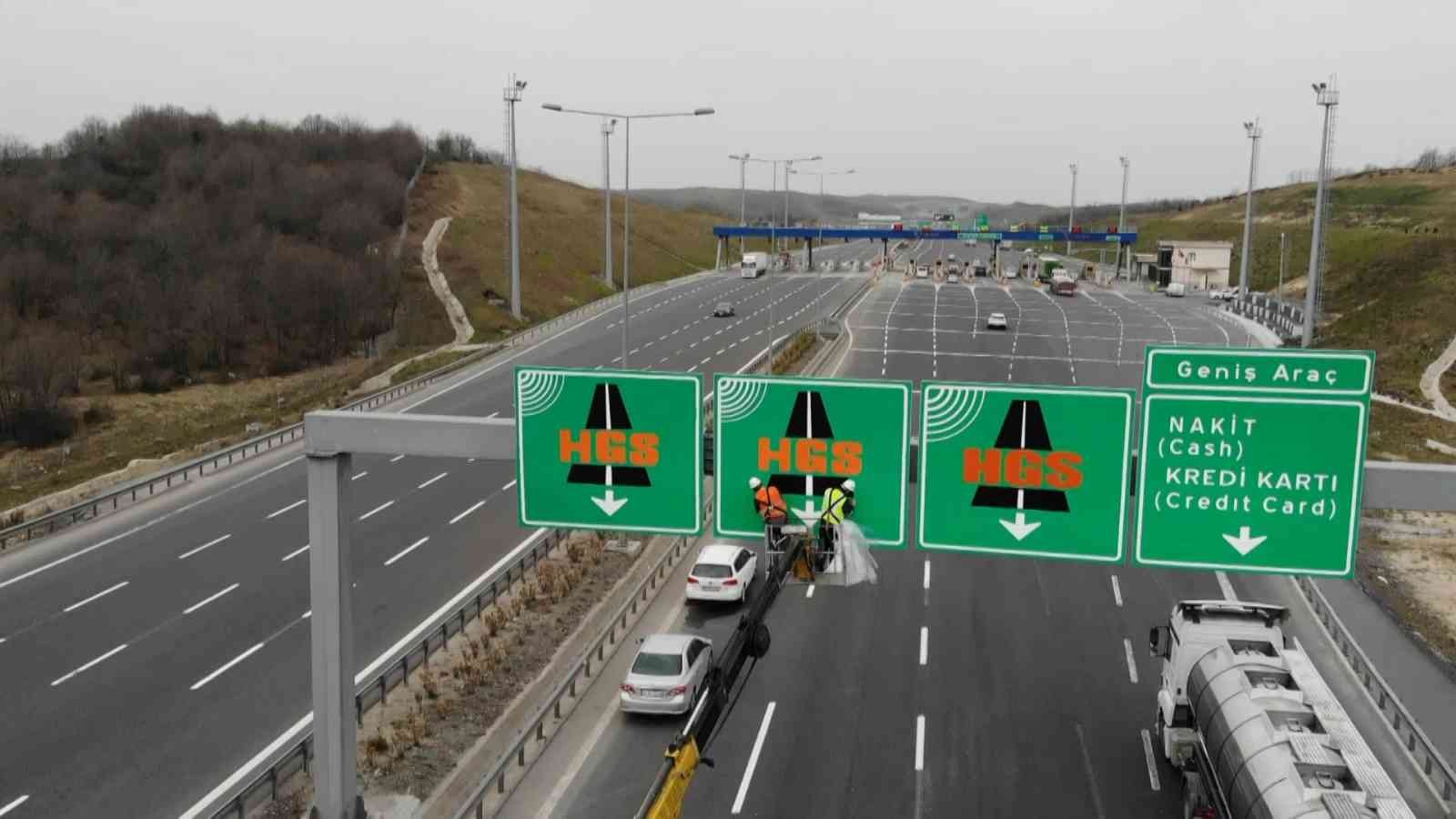 Gişelerde OGS tabelaları sökülüyor Türkiye genelinde otoyollar ve köprülerde OGS kullanımı bugün itibariyle sona eriyor. Gişelerde bulunan OGS tabelaları görevliler tarafından ...