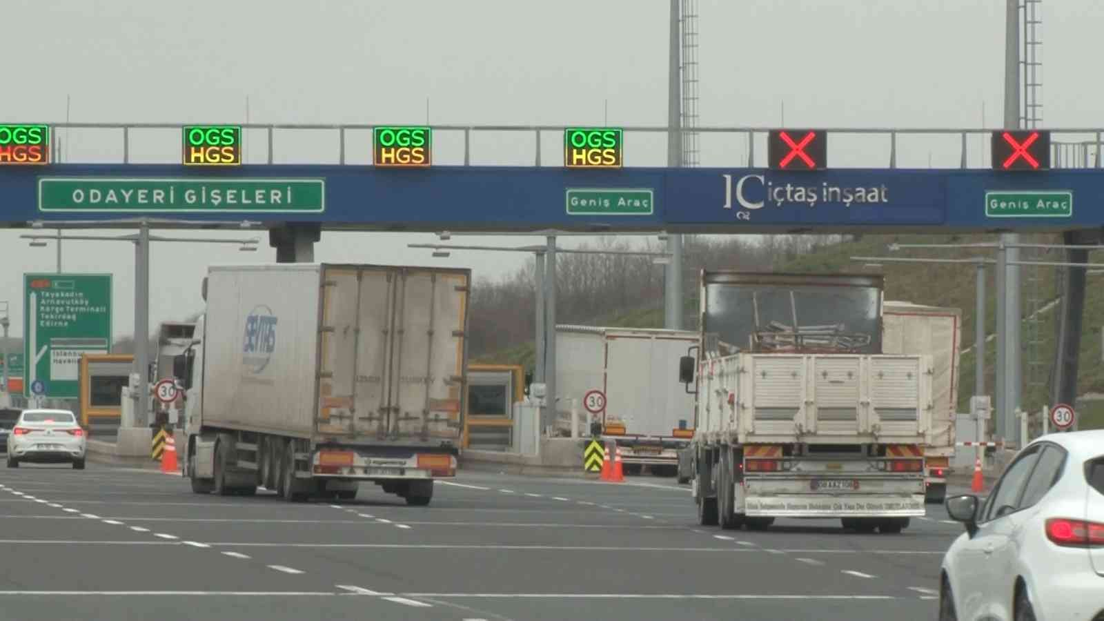 Gişelerde OGS tabelaları sökülüyor Türkiye genelinde otoyollar ve köprülerde OGS kullanımı bugün itibariyle sona eriyor. Gişelerde bulunan OGS tabelaları görevliler tarafından ...