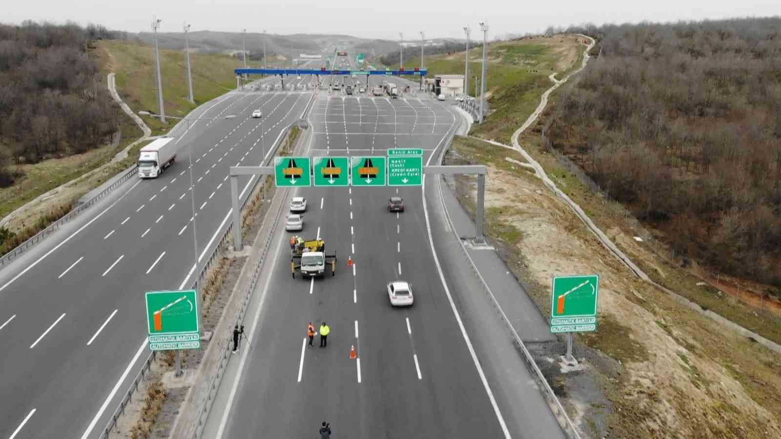 Gişelerde OGS tabelaları sökülüyor Türkiye genelinde otoyollar ve köprülerde OGS kullanımı bugün itibariyle sona eriyor. Gişelerde bulunan OGS tabelaları görevliler tarafından ...