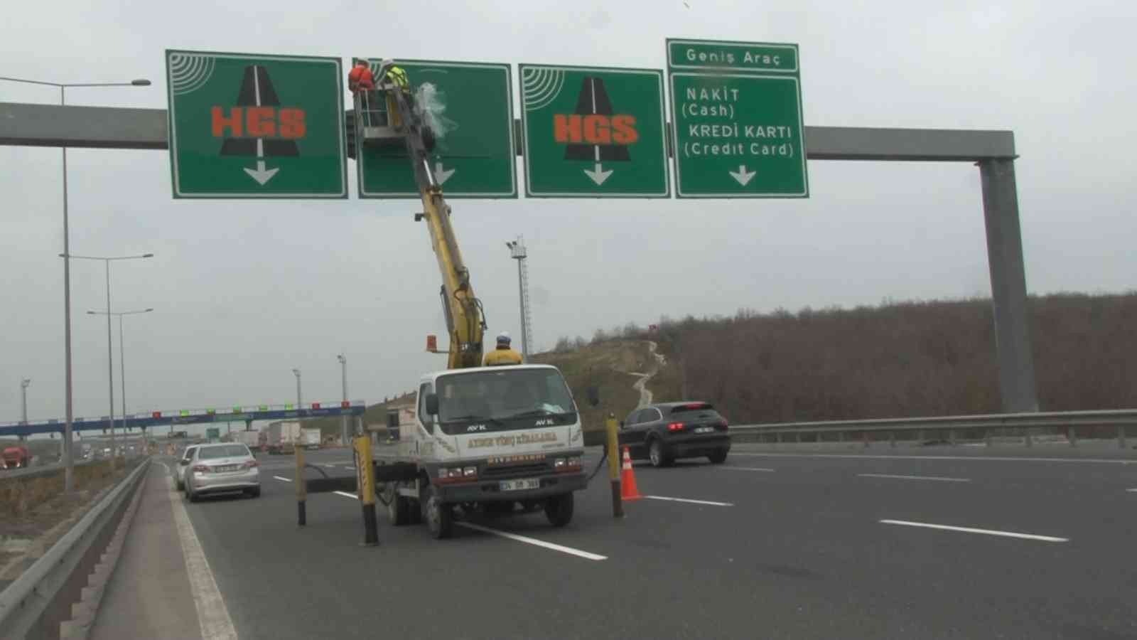 Gişelerde OGS tabelaları sökülüyor Türkiye genelinde otoyollar ve köprülerde OGS kullanımı bugün itibariyle sona eriyor. Gişelerde bulunan OGS tabelaları görevliler tarafından ...