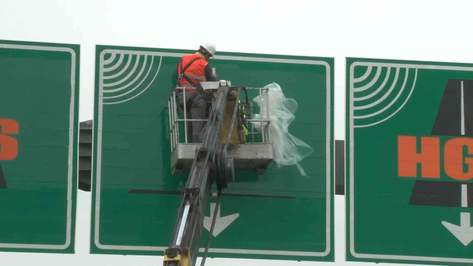 Gişelerde OGS tabelaları sökülüyor Türkiye genelinde otoyollar ve köprülerde OGS kullanımı bugün itibariyle sona eriyor. Gişelerde bulunan OGS tabelaları görevliler tarafından ...