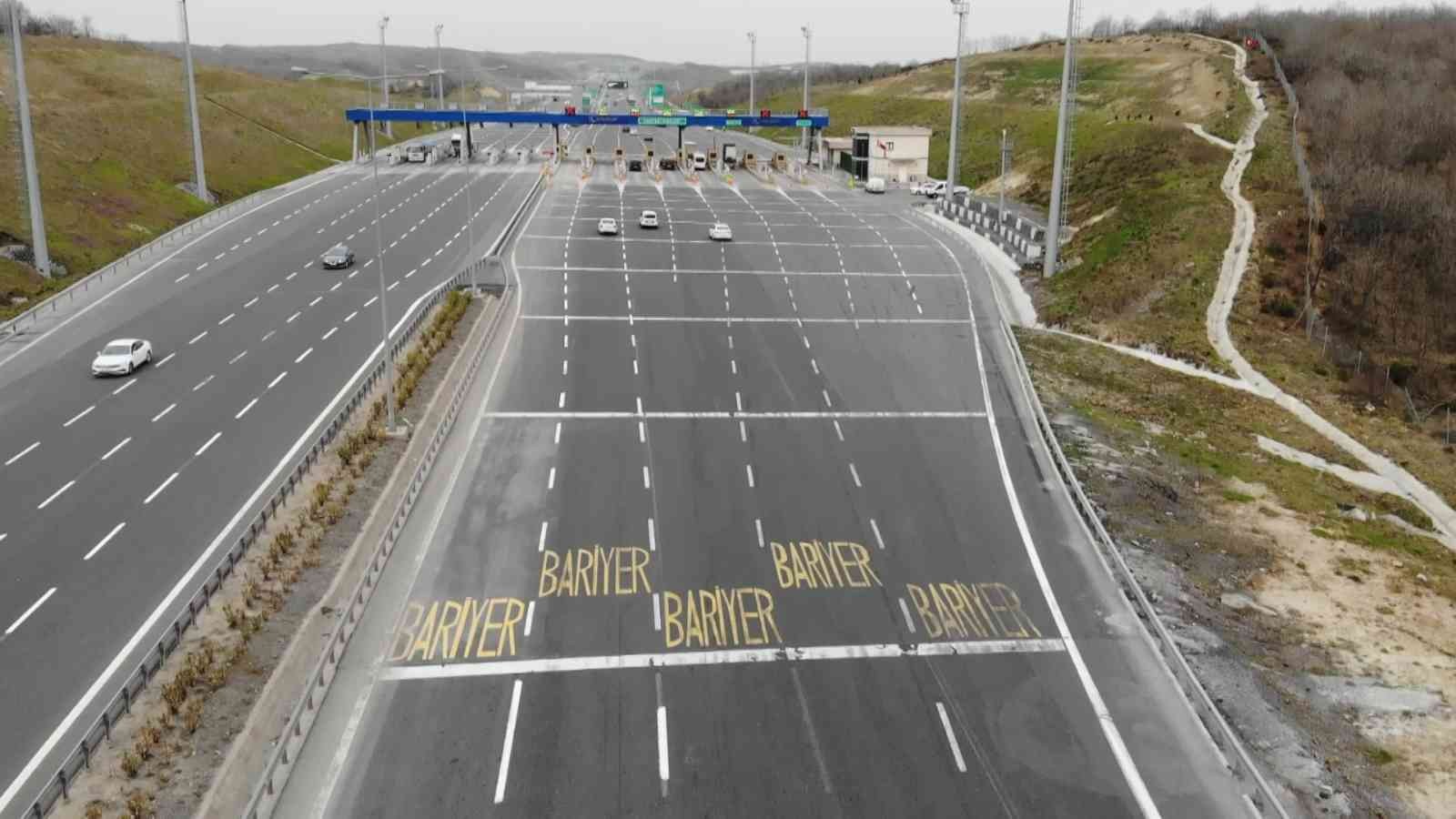 Gişelerde OGS tabelaları sökülüyor Türkiye genelinde otoyollar ve köprülerde OGS kullanımı bugün itibariyle sona eriyor. Gişelerde bulunan OGS tabelaları görevliler tarafından ...