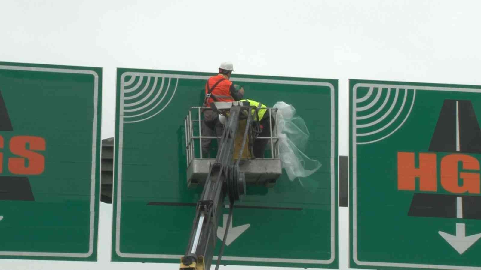 Gişelerde OGS tabelaları sökülüyor Türkiye genelinde otoyollar ve köprülerde OGS kullanımı bugün itibariyle sona eriyor. Gişelerde bulunan OGS tabelaları görevliler tarafından ...