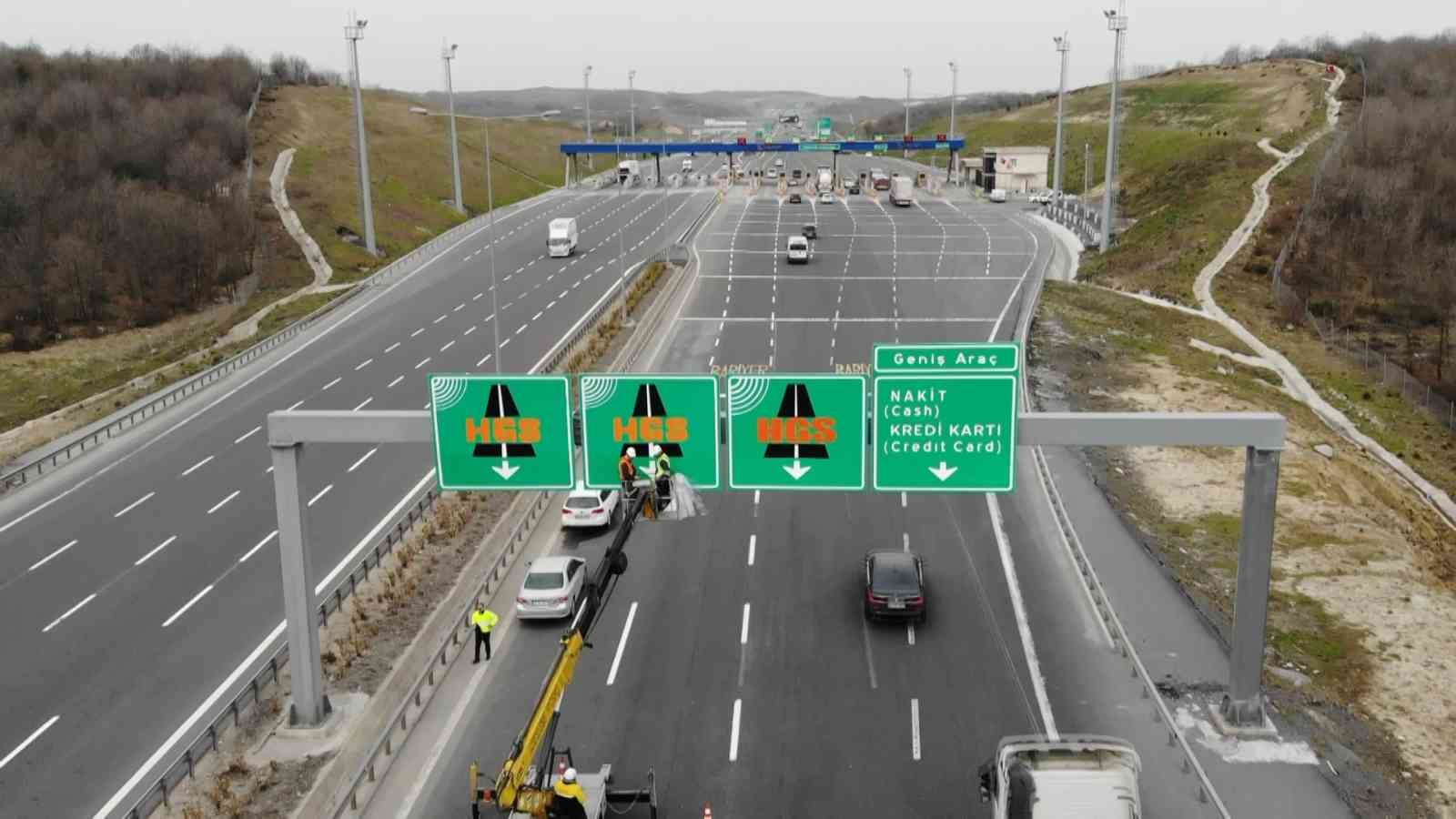 Gişelerde OGS tabelaları sökülüyor Türkiye genelinde otoyollar ve köprülerde OGS kullanımı bugün itibariyle sona eriyor. Gişelerde bulunan OGS tabelaları görevliler tarafından ...