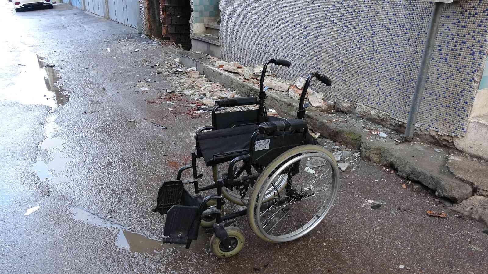 Görülmemiş vicdansızlık Bursa’da çekçek arabalı şahıslar bir binanın kapısının kilidini kırarak bina girişinde duran engelli aracını çaldılar. İhbar üzerine harekete ...