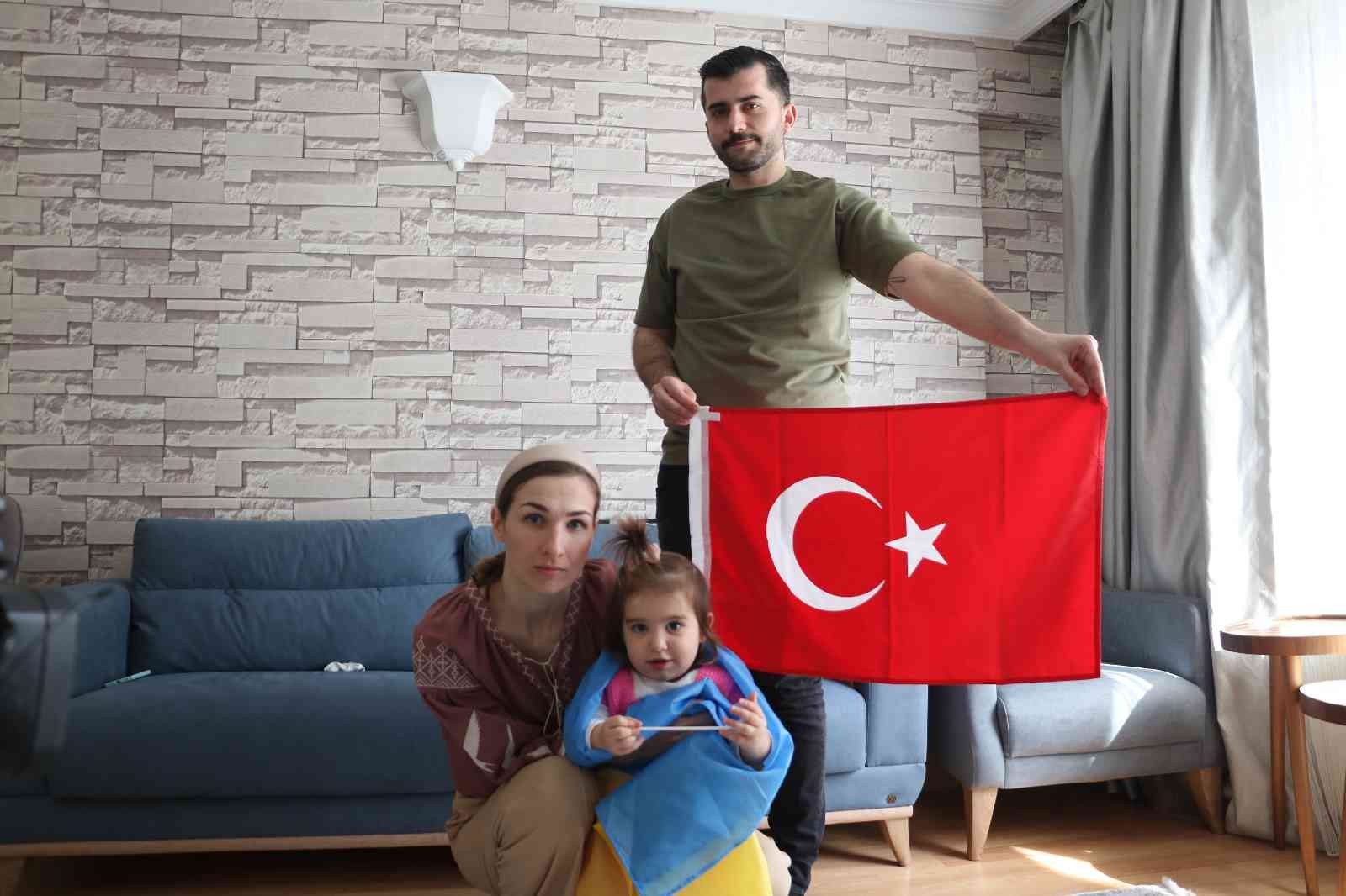 Gözyaşlarıyla Türk eşine kavuşan Ukraynalı kadın: “Annem askerlere yemek yapıyor, babam orduya katıldı, ‘vatan haini değiliz’ dediler ülkeyi terk etmediler” Anne ve babasını ziyaret için gittiği Ukrayna’da 1,5 yaşındaki kızı ile savaşın ortasında kalan Ukraynalı Snizhana Bora, haftalar sonra Türkiye ...