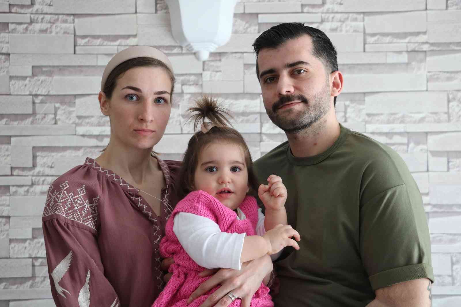 Gözyaşlarıyla Türk eşine kavuşan Ukraynalı kadın: “Annem askerlere yemek yapıyor, babam orduya katıldı, ‘vatan haini değiliz’ dediler ülkeyi terk etmediler” Anne ve babasını ziyaret için gittiği Ukrayna’da 1,5 yaşındaki kızı ile savaşın ortasında kalan Ukraynalı Snizhana Bora, haftalar sonra Türkiye ...