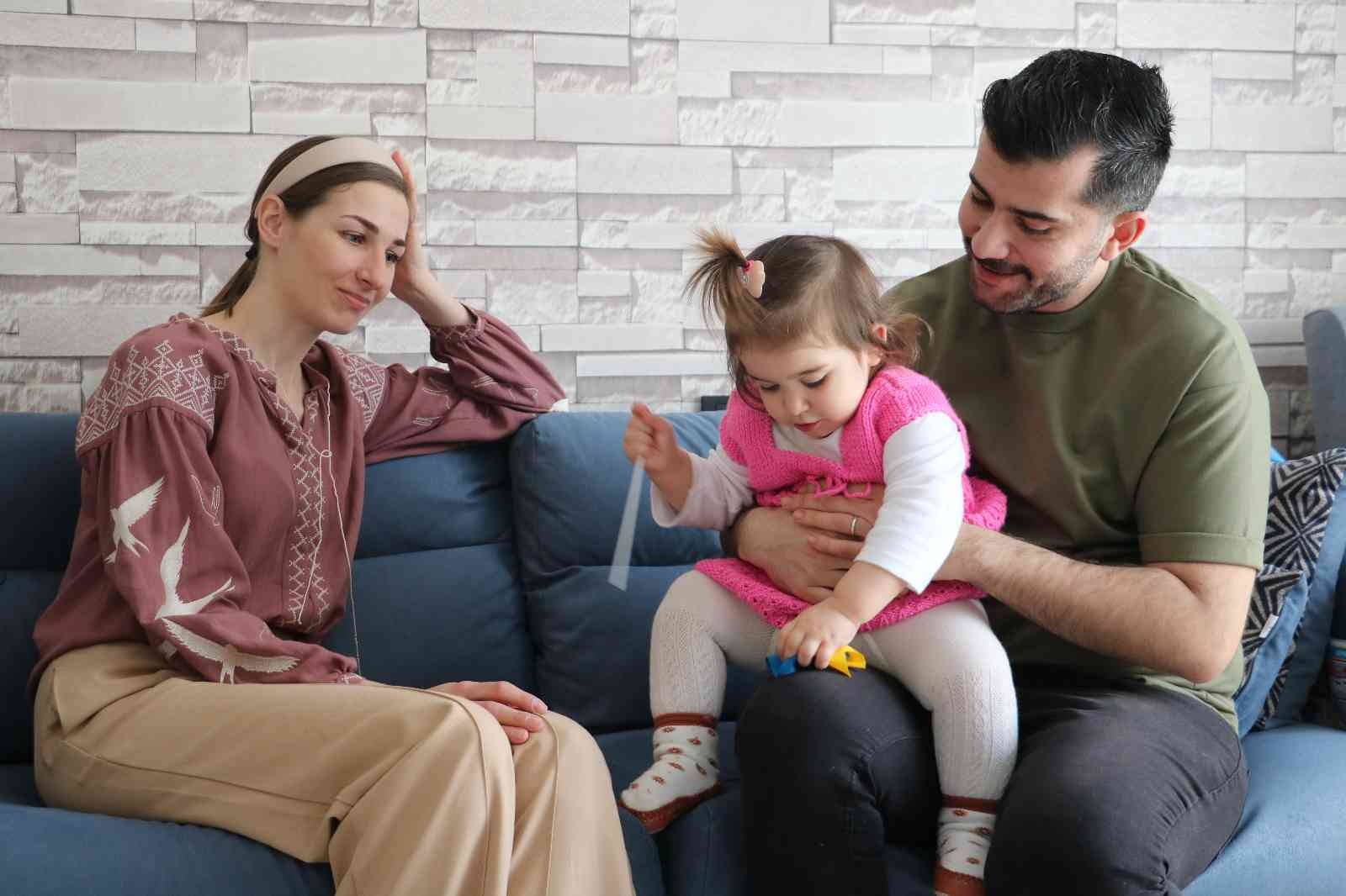 Gözyaşlarıyla Türk eşine kavuşan Ukraynalı kadın: “Annem askerlere yemek yapıyor, babam orduya katıldı, ‘vatan haini değiliz’ dediler ülkeyi terk etmediler” Anne ve babasını ziyaret için gittiği Ukrayna’da 1,5 yaşındaki kızı ile savaşın ortasında kalan Ukraynalı Snizhana Bora, haftalar sonra Türkiye ...