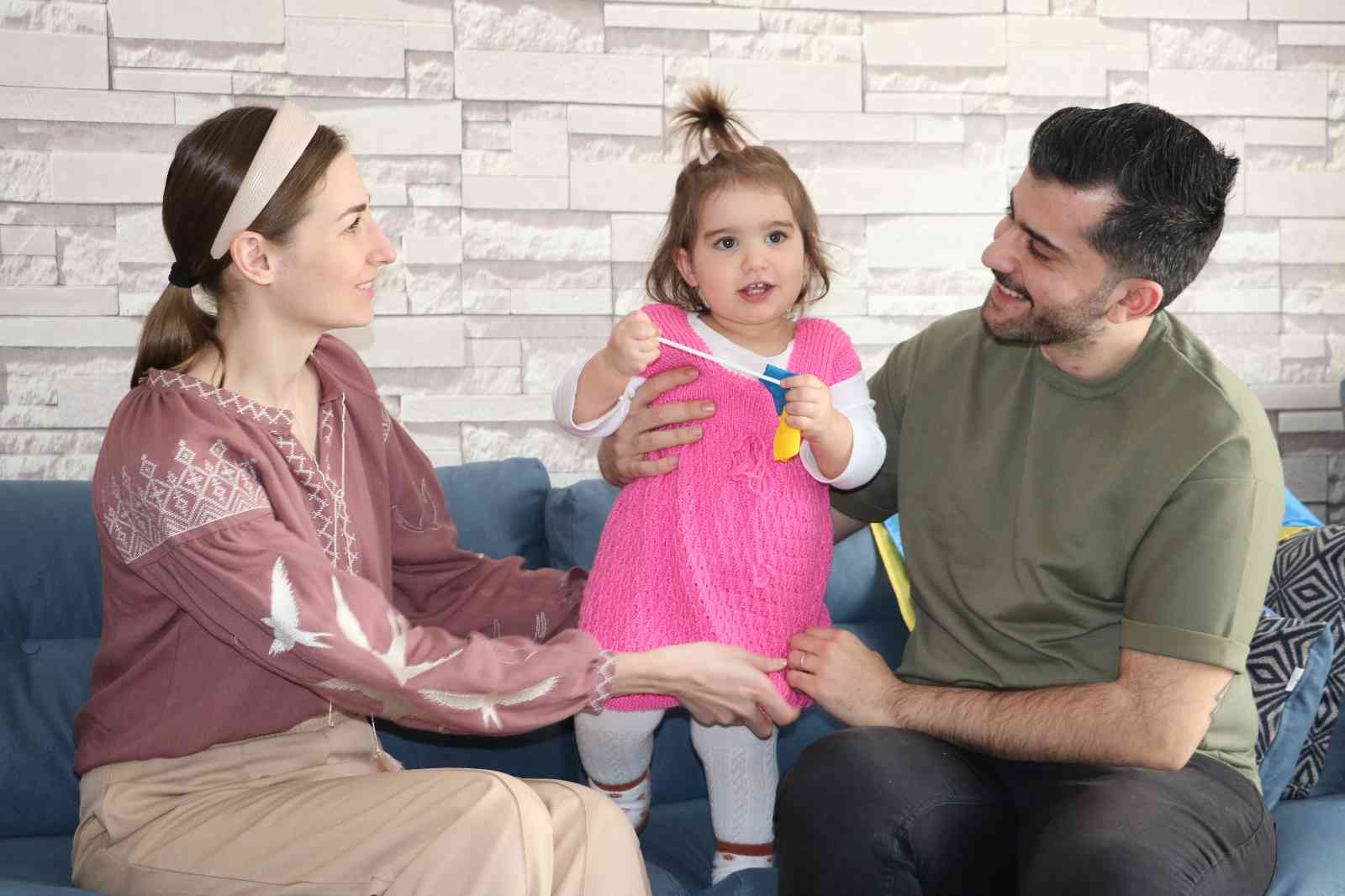 Gözyaşlarıyla Türk eşine kavuşan Ukraynalı kadın: “Annem askerlere yemek yapıyor, babam orduya katıldı, ‘vatan haini değiliz’ dediler ülkeyi terk etmediler” Anne ve babasını ziyaret için gittiği Ukrayna’da 1,5 yaşındaki kızı ile savaşın ortasında kalan Ukraynalı Snizhana Bora, haftalar sonra Türkiye ...