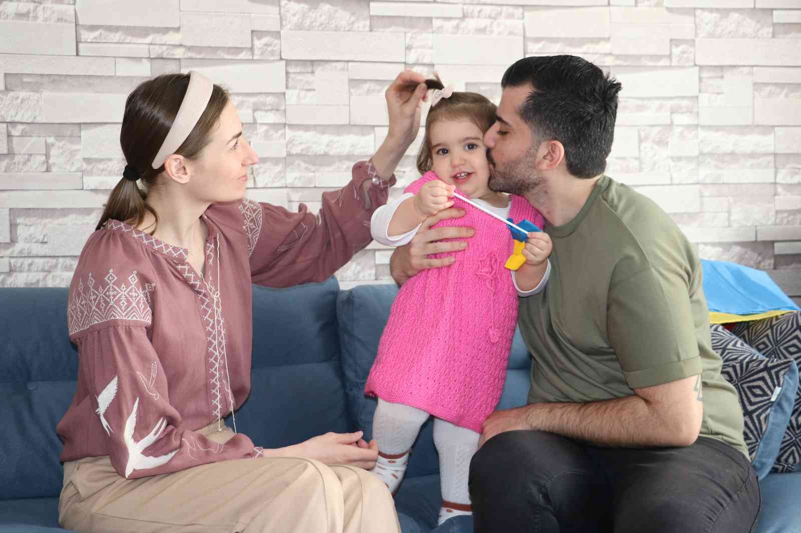 Gözyaşlarıyla Türk eşine kavuşan Ukraynalı kadın: “Annem askerlere yemek yapıyor, babam orduya katıldı, ‘vatan haini değiliz’ dediler ülkeyi terk etmediler” Anne ve babasını ziyaret için gittiği Ukrayna’da 1,5 yaşındaki kızı ile savaşın ortasında kalan Ukraynalı Snizhana Bora, haftalar sonra Türkiye ...