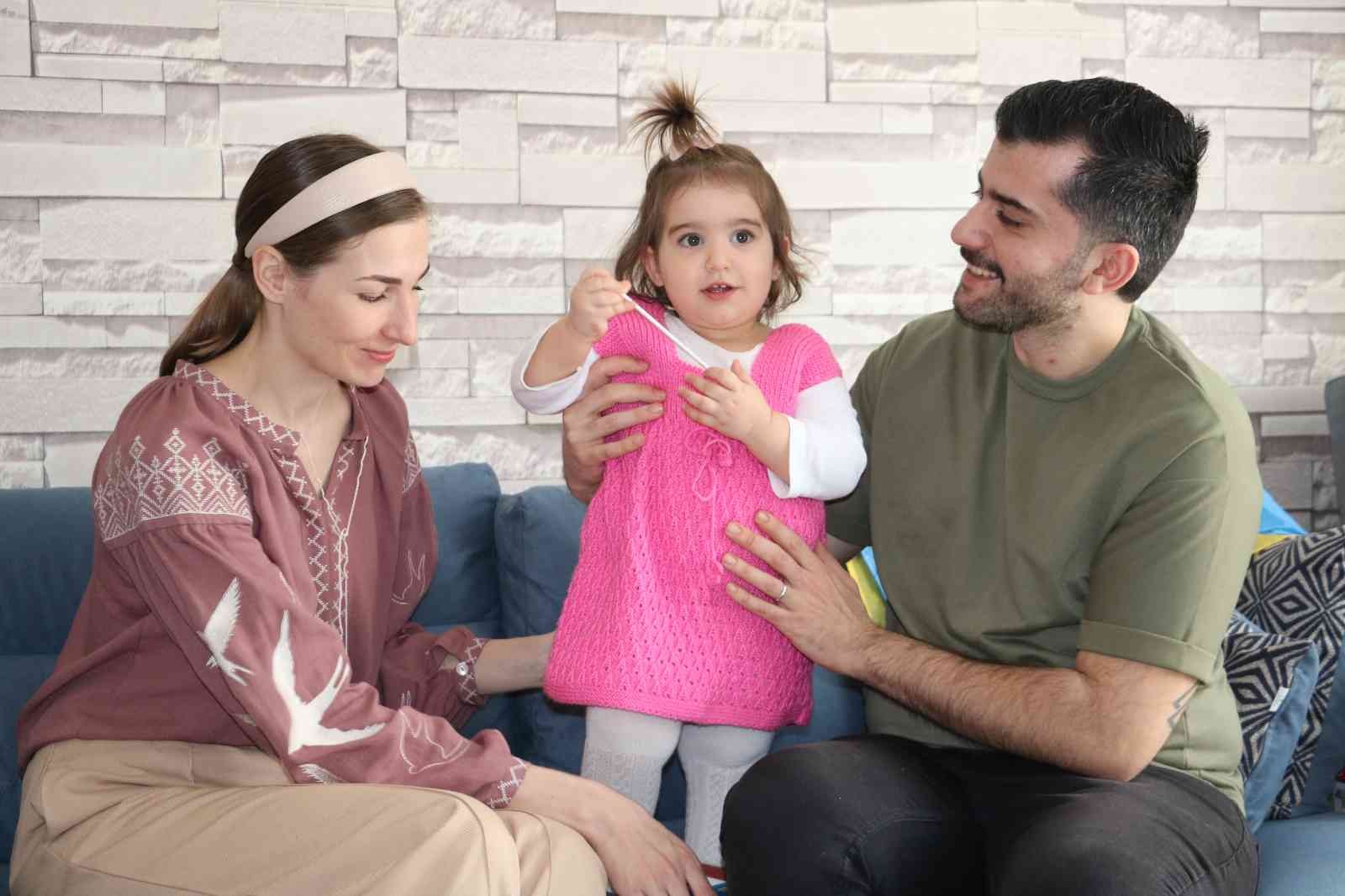 Gözyaşlarıyla Türk eşine kavuşan Ukraynalı kadın: “Annem askerlere yemek yapıyor, babam orduya katıldı, ‘vatan haini değiliz’ dediler ülkeyi terk etmediler” Anne ve babasını ziyaret için gittiği Ukrayna’da 1,5 yaşındaki kızı ile savaşın ortasında kalan Ukraynalı Snizhana Bora, haftalar sonra Türkiye ...