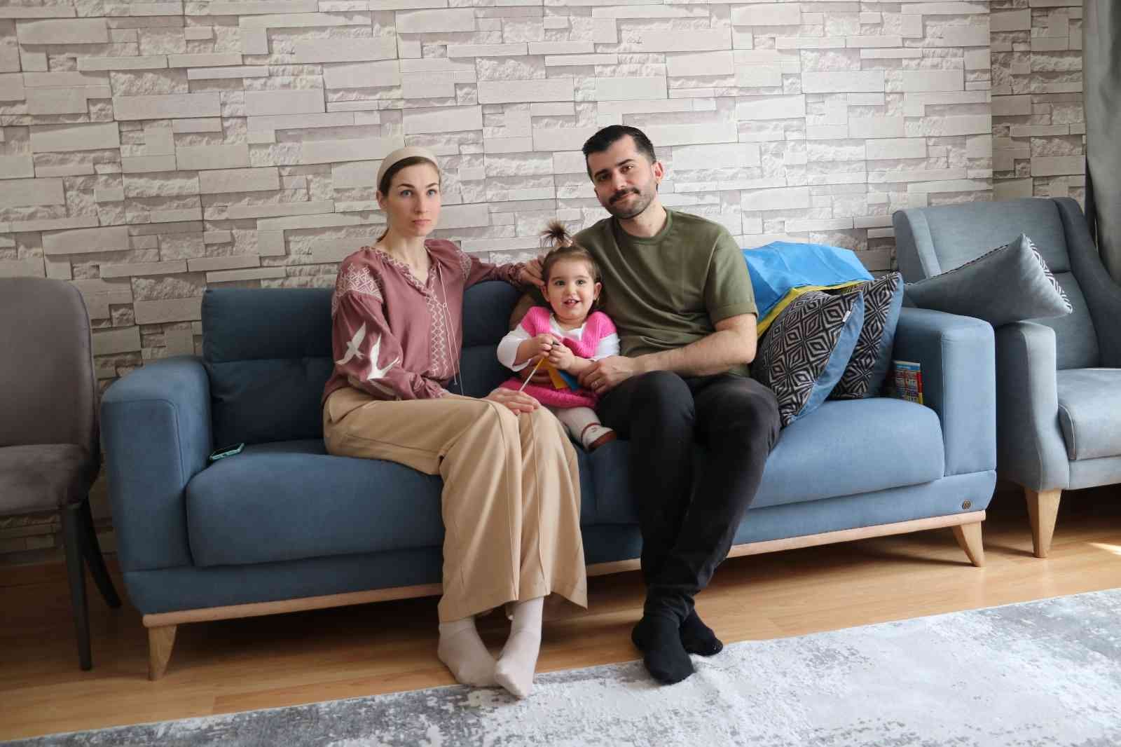 Gözyaşlarıyla Türk eşine kavuşan Ukraynalı kadın: “Annem askerlere yemek yapıyor, babam orduya katıldı, ‘vatan haini değiliz’ dediler ülkeyi terk etmediler” Anne ve babasını ziyaret için gittiği Ukrayna’da 1,5 yaşındaki kızı ile savaşın ortasında kalan Ukraynalı Snizhana Bora, haftalar sonra Türkiye ...