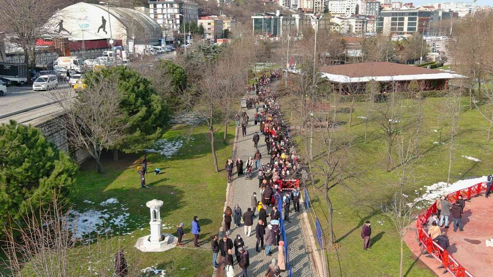 Hasbahçe’de 7 bin kişiye salep dağıtıldı Kağıthane Belediyesi, Hasbahçe’de binlerce vatandaşa kış aylarının vazgeçilmez içeceği salep ikram etti. Sıcacık saleplerini yudumlayan ...