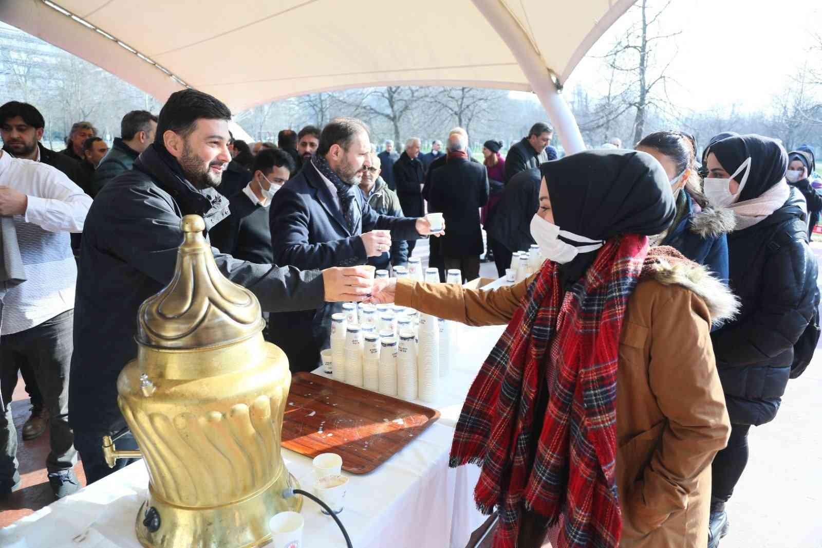 Hasbahçe’de 7 bin kişiye salep dağıtıldı Kağıthane Belediyesi, Hasbahçe’de binlerce vatandaşa kış aylarının vazgeçilmez içeceği salep ikram etti. Sıcacık saleplerini yudumlayan ...