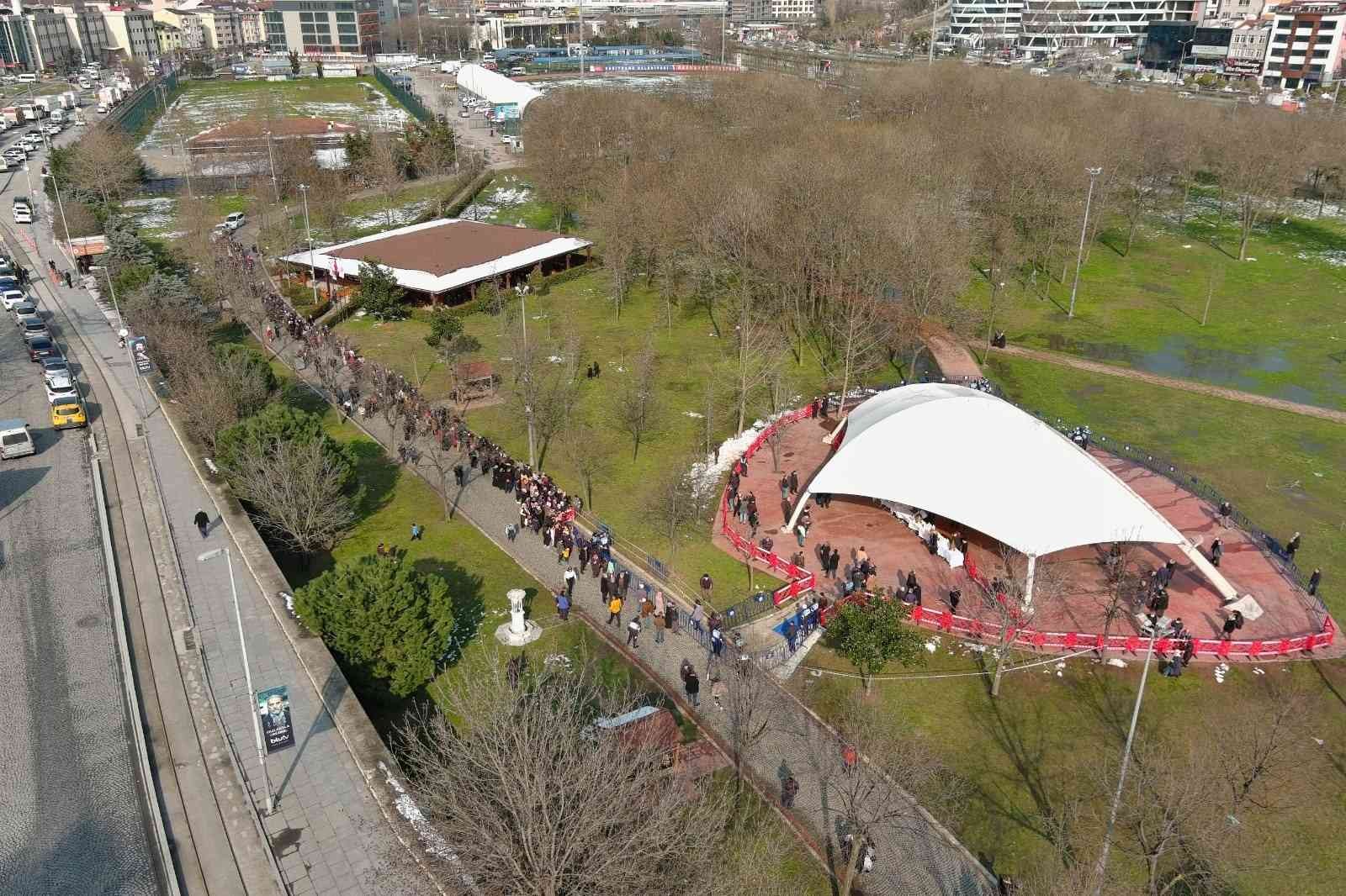 Hasbahçe’de 7 bin kişiye salep dağıtıldı Kağıthane Belediyesi, Hasbahçe’de binlerce vatandaşa kış aylarının vazgeçilmez içeceği salep ikram etti. Sıcacık saleplerini yudumlayan ...