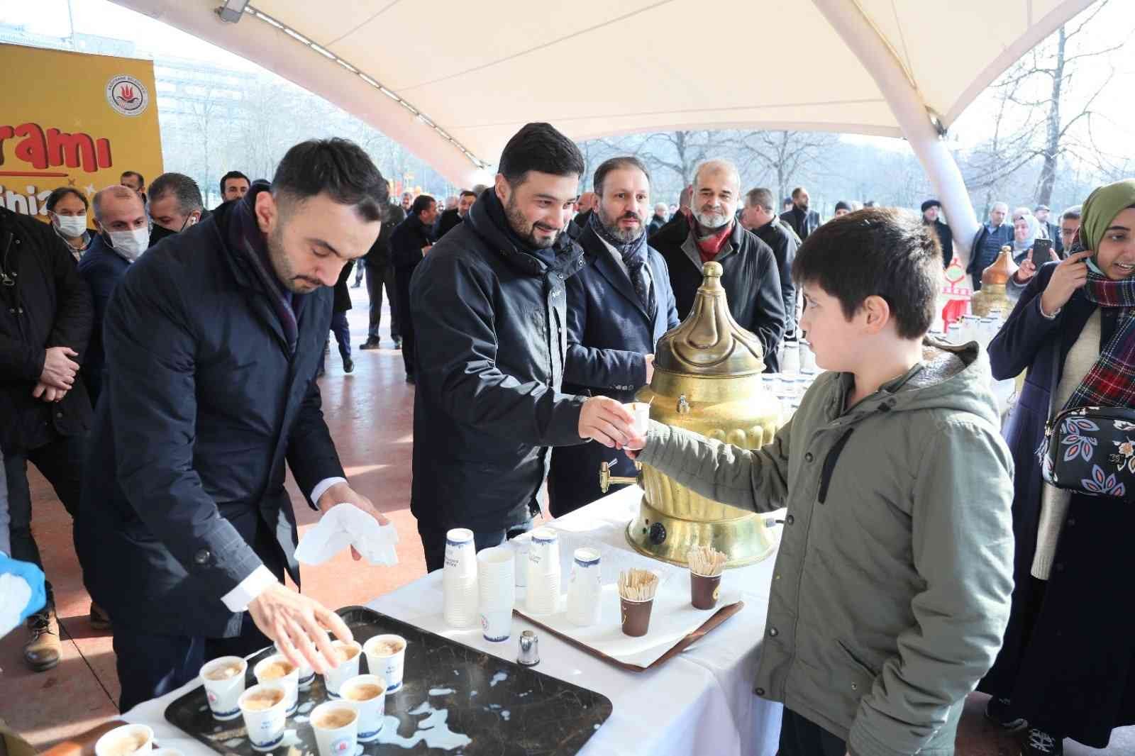 Hasbahçe’de 7 bin kişiye salep dağıtıldı Kağıthane Belediyesi, Hasbahçe’de binlerce vatandaşa kış aylarının vazgeçilmez içeceği salep ikram etti. Sıcacık saleplerini yudumlayan ...