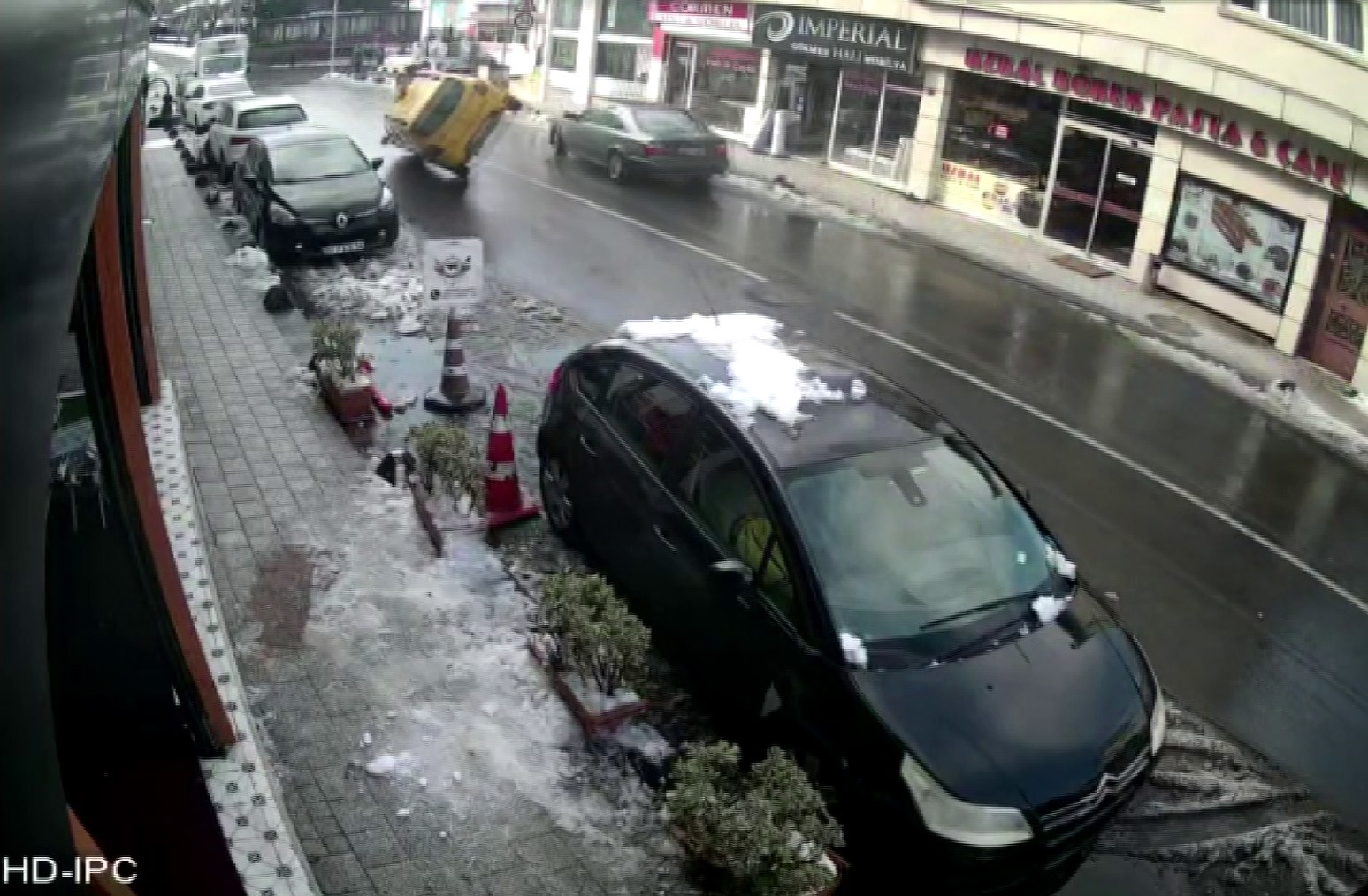 Hatalı çıkış yapan otomobile ticari taksi çarptı Sarıyer’de yola hatalı çıkış yapan araca ticari taksi sürücüsü çarptı. Çarpmanın etkisiyle ticari taksi yan yatarken, kaza anı kameraya yansıdı ...