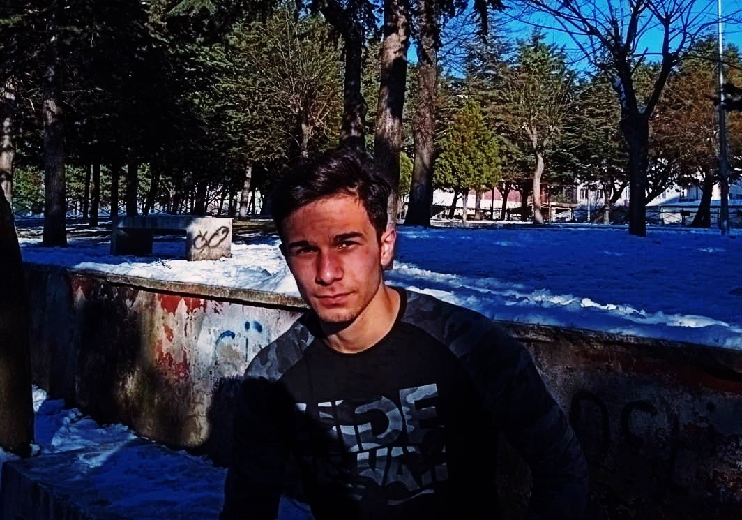 Hatalı dönüş faciayla sonuçlandı: Baba ve oğlunu ölüm ayırdı Tekirdağ’ın Ergene ilçesinde U dönüşü yasağı olan yol ayrımında dönüş yaptığı iddia edilen otomobil ile panelvan çarpıştı. Kaza sonrası otomobil ...