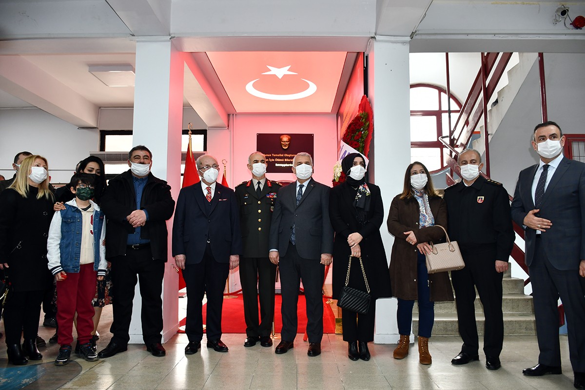 Havai fişek kazasında şehit olan astsubay için okulda ‘Şehit Köşesi’ açıldı Tekirdağ merkez Süleymanpaşa ilçesinde Halil Tuna Akgöz İlkokulu’nda Şehit Halil Tuna Akgöz anısına yaptırılan Şehit Köşesi’nin açılışı yapıldı ...