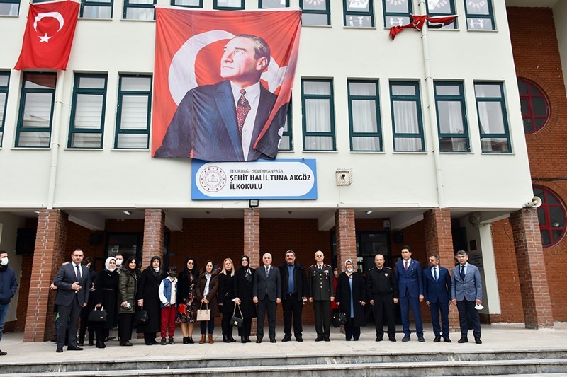 Havai fişek kazasında şehit olan astsubay için okulda ‘Şehit Köşesi’ açıldı Tekirdağ merkez Süleymanpaşa ilçesinde Halil Tuna Akgöz İlkokulu’nda Şehit Halil Tuna Akgöz anısına yaptırılan Şehit Köşesi’nin açılışı yapıldı ...