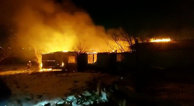 Hayvanların bulunduğu ahır alev alev yandı Kocaeli’nin Gebze ilçesinde hayvanların bulunduğu ahır alev alev yandı. Yangın, Kocaeli’nin Gebze ilçesi Balçık Mahallesi 3278 Sokak üzerinde ...