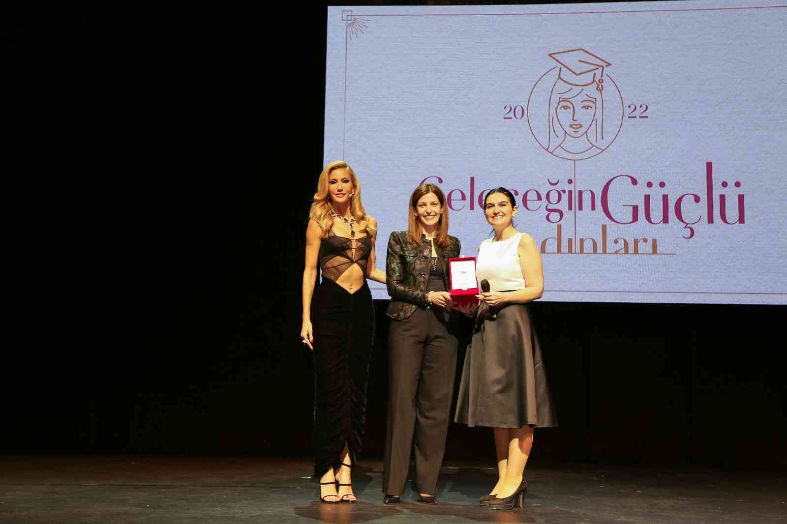 Hepsiburada’dan ‘Geleceğin Güçlü Kadınları’na güçlü bir destek daha 8 Mart Dünya Kadınlar Günü kapsamında ‘Geleceğin Güçlü Kadınları’ gecesi, kadınlara güçlü bir destekle sona erdi. Anlamlı gecede düzenlenen ...