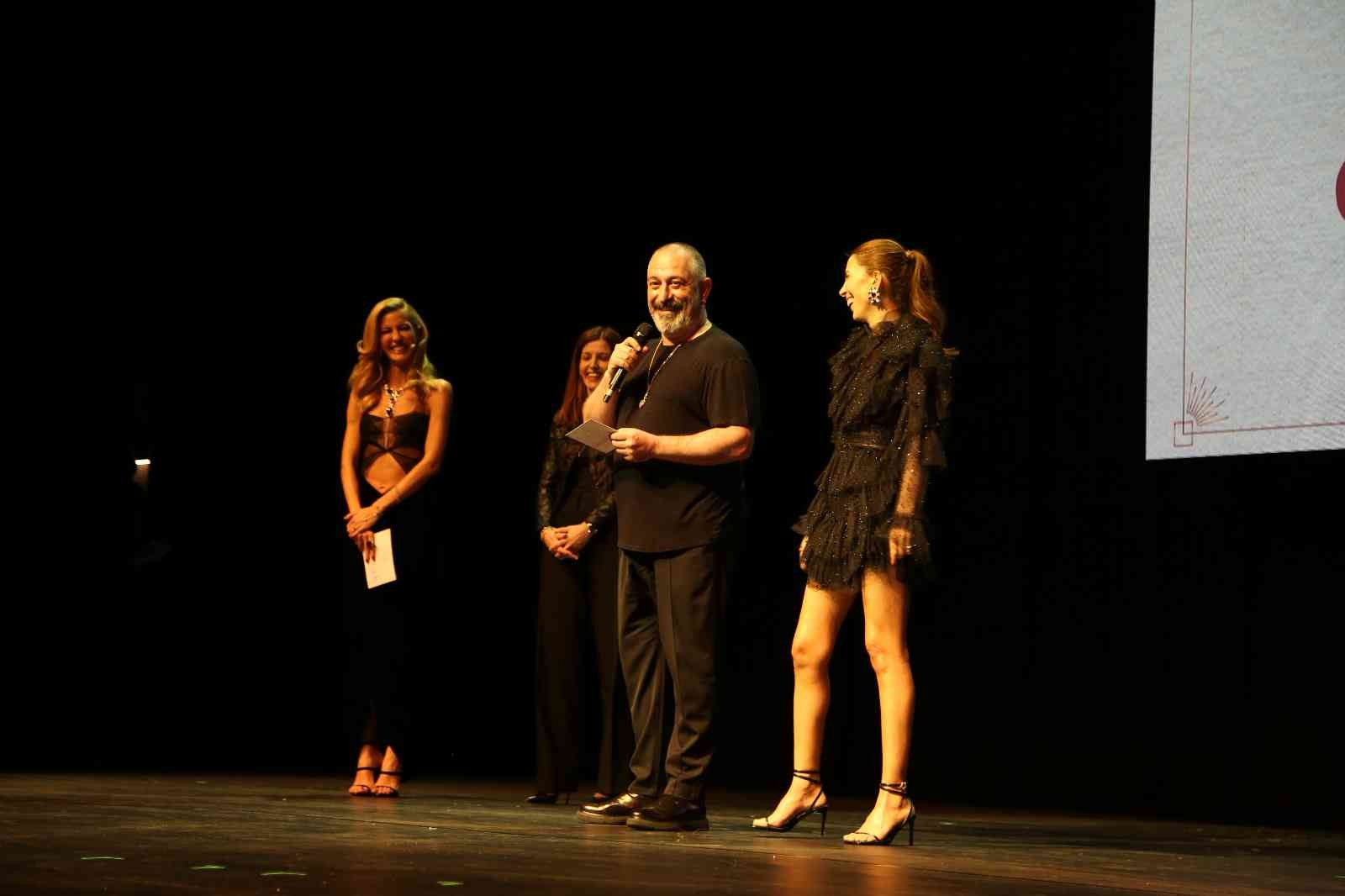 Hepsiburada’dan ‘Geleceğin Güçlü Kadınları’na güçlü bir destek daha 8 Mart Dünya Kadınlar Günü kapsamında ‘Geleceğin Güçlü Kadınları’ gecesi, kadınlara güçlü bir destekle sona erdi. Anlamlı gecede düzenlenen ...