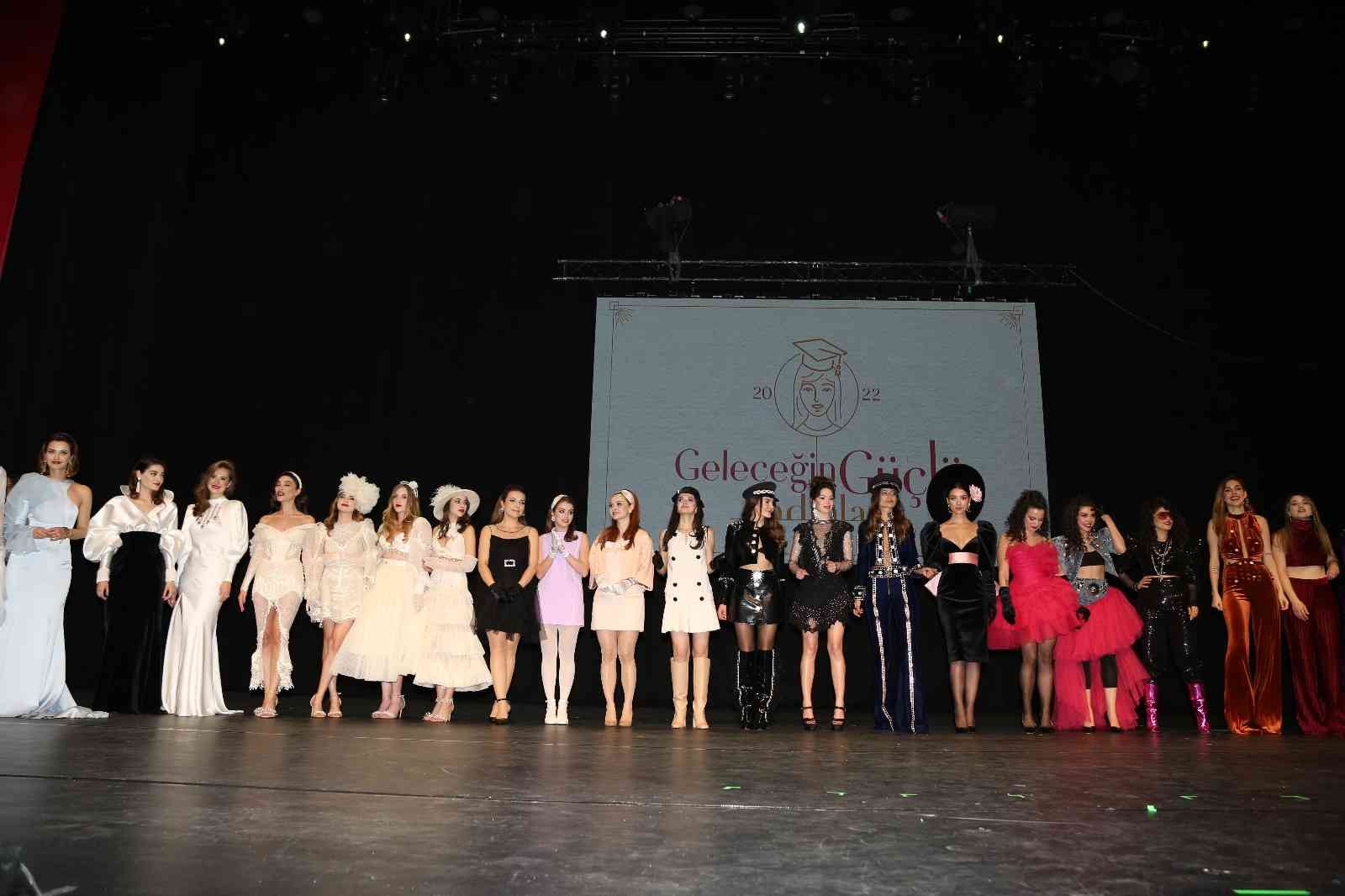 Hepsiburada’dan ‘Geleceğin Güçlü Kadınları’na güçlü bir destek daha 8 Mart Dünya Kadınlar Günü kapsamında ‘Geleceğin Güçlü Kadınları’ gecesi, kadınlara güçlü bir destekle sona erdi. Anlamlı gecede düzenlenen ...