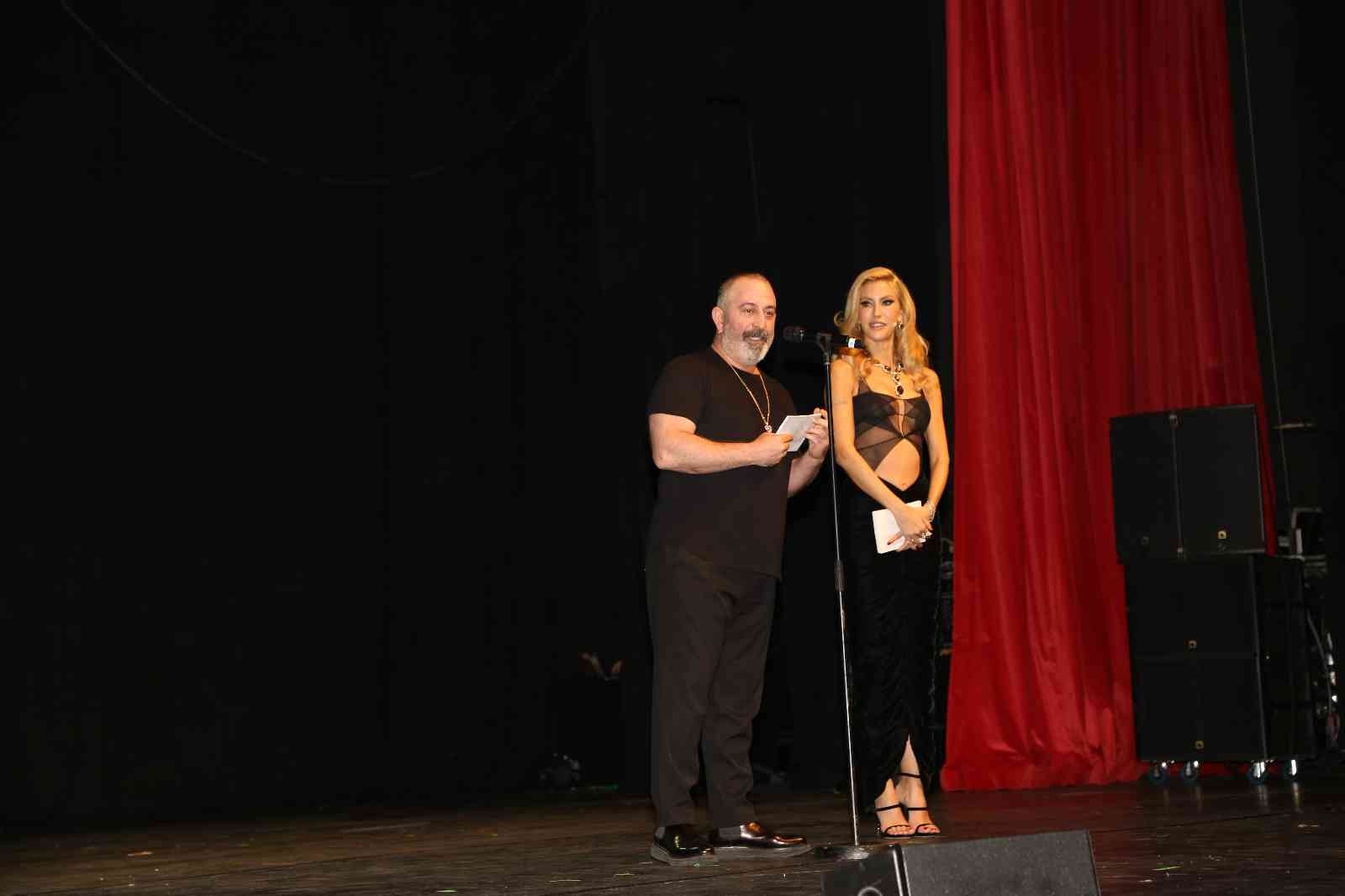 Hepsiburada’dan ‘Geleceğin Güçlü Kadınları’na güçlü bir destek daha 8 Mart Dünya Kadınlar Günü kapsamında ‘Geleceğin Güçlü Kadınları’ gecesi, kadınlara güçlü bir destekle sona erdi. Anlamlı gecede düzenlenen ...