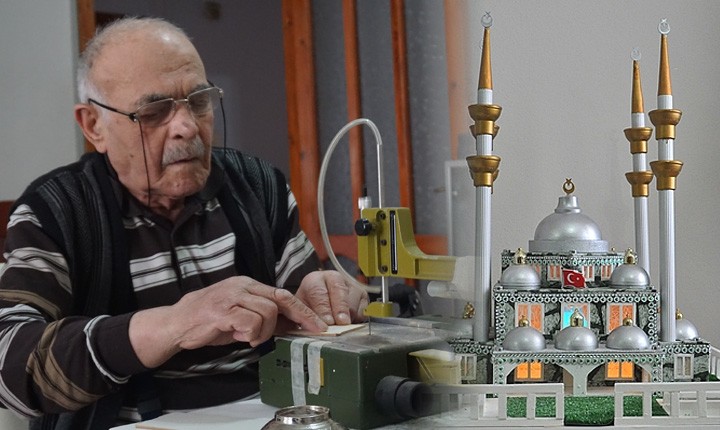 Hobisiyle kanseri yendi Edirne’de yıllar önce kolon kanserine yakalanan 82 yaşındaki Veysel Balcı, hastalığını unutmak ve oyalanmak için başladığı maket cami ve ev yapım ...