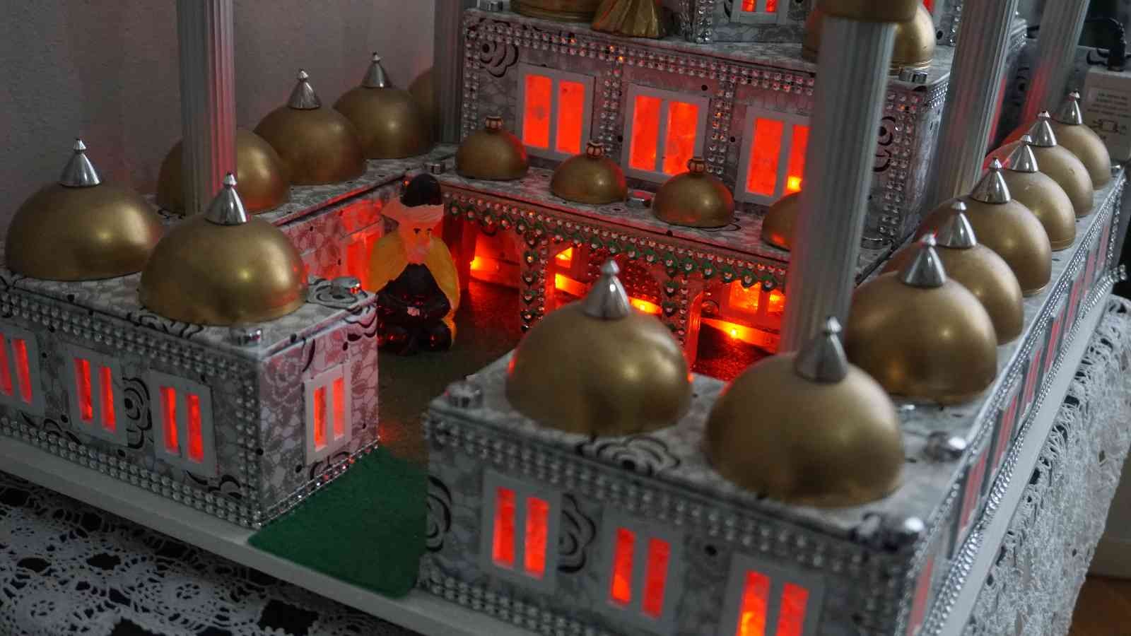 Hobisiyle kanseri yendi Edirne’de yıllar önce kolon kanserine yakalanan 82 yaşındaki Veysel Balcı, hastalığını unutmak ve oyalanmak için başladığı maket cami ve ev yapım ...