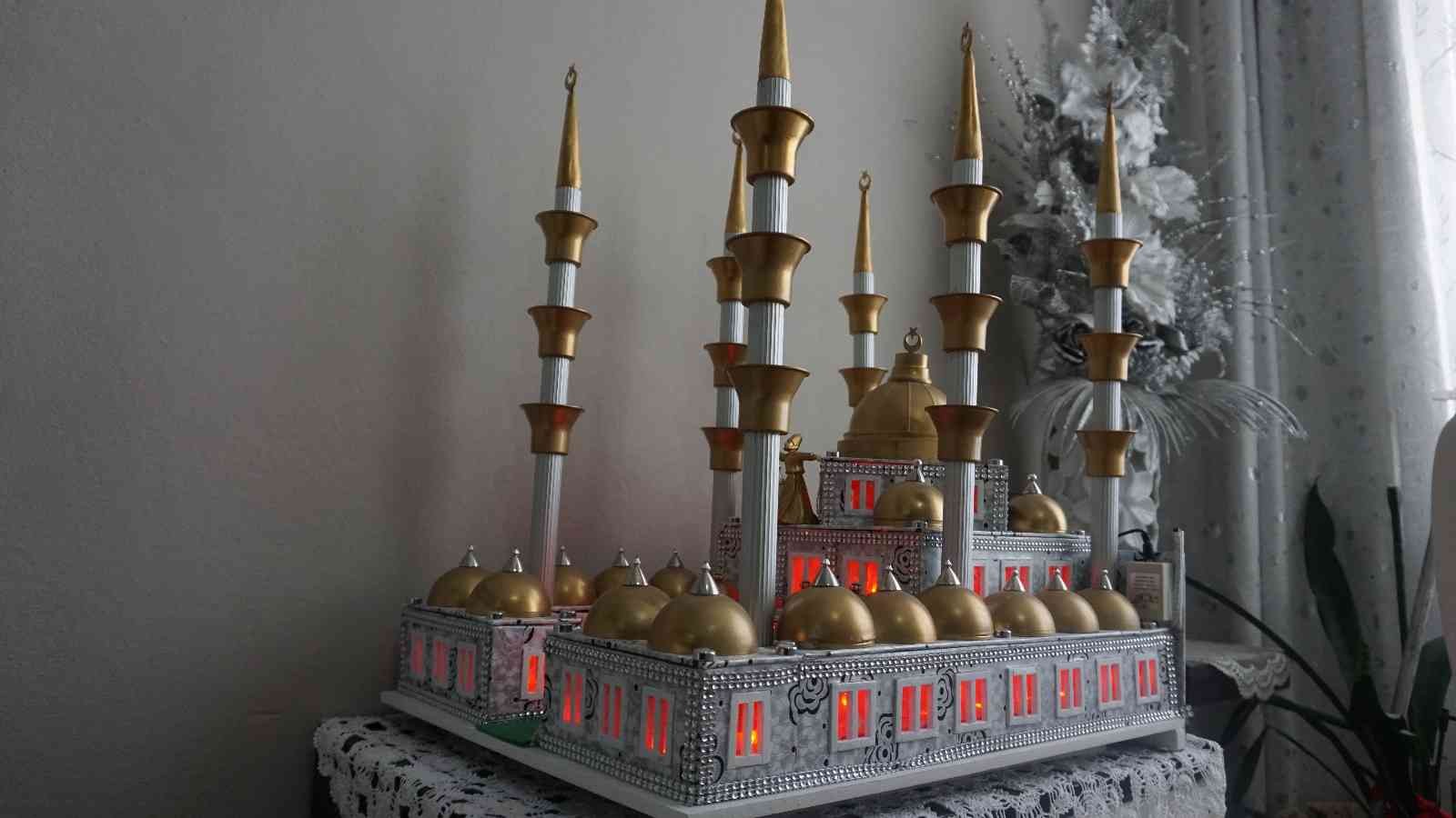 Hobisiyle kanseri yendi Edirne’de yıllar önce kolon kanserine yakalanan 82 yaşındaki Veysel Balcı, hastalığını unutmak ve oyalanmak için başladığı maket cami ve ev yapım ...