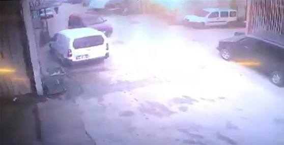 Hurda deposunun patlama anı kameralarda Bursa’da 2 kişinin yaralandığı patlama anı güvenlik kameralarına saniye saniye yansıdı. Patlamayla birlikte olay yeri savaş alanına dönerken, can ...