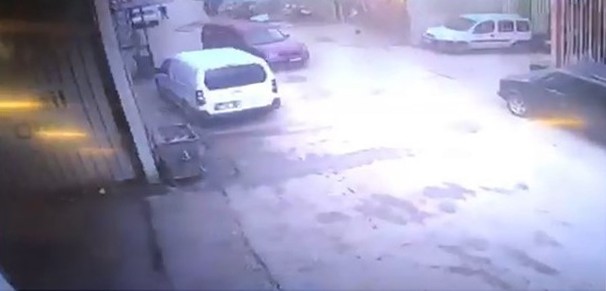 Hurda deposunun patlama anı kameralarda Bursa’da 2 kişinin yaralandığı patlama anı güvenlik kameralarına saniye saniye yansıdı. Patlamayla birlikte olay yeri savaş alanına dönerken, can ...