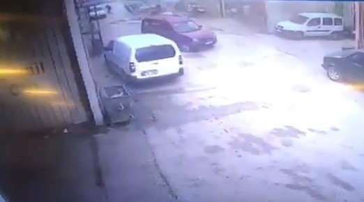 Hurda deposunun patlama anı kameralarda Bursa’da 2 kişinin yaralandığı patlama anı güvenlik kameralarına saniye saniye yansıdı. Patlamayla birlikte olay yeri savaş alanına dönerken, can ...