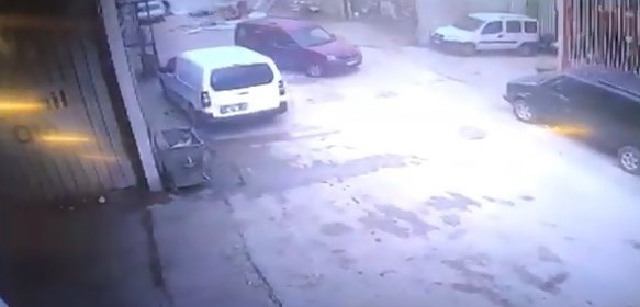 Hurda deposunun patlama anı kameralarda Bursa’da 2 kişinin yaralandığı patlama anı güvenlik kameralarına saniye saniye yansıdı. Patlamayla birlikte olay yeri savaş alanına dönerken, can ...