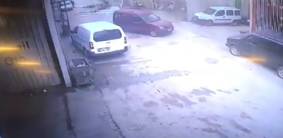 Hurda deposunun patlama anı kameralarda Bursa’da 2 kişinin yaralandığı patlama anı güvenlik kameralarına saniye saniye yansıdı. Patlamayla birlikte olay yeri savaş alanına dönerken, can ...