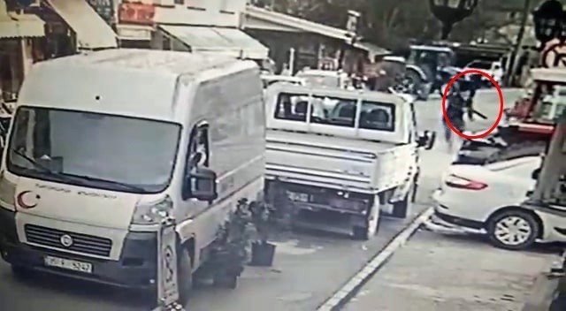 Sakarya’nın Akyazı ilçesinde bir kişi aralarında husumet bulunan şahsı tüfekle ayağından vurduğu anlar ve olaydan dakikalar sonra elini kolunu ...