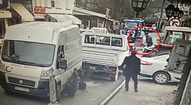 Sakarya’nın Akyazı ilçesinde bir kişi aralarında husumet bulunan şahsı tüfekle ayağından vurduğu anlar ve olaydan dakikalar sonra elini kolunu ...