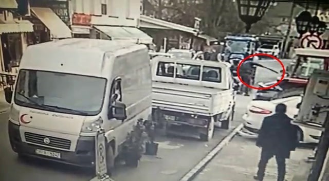 Sakarya’nın Akyazı ilçesinde bir kişi aralarında husumet bulunan şahsı tüfekle ayağından vurduğu anlar ve olaydan dakikalar sonra elini kolunu ...