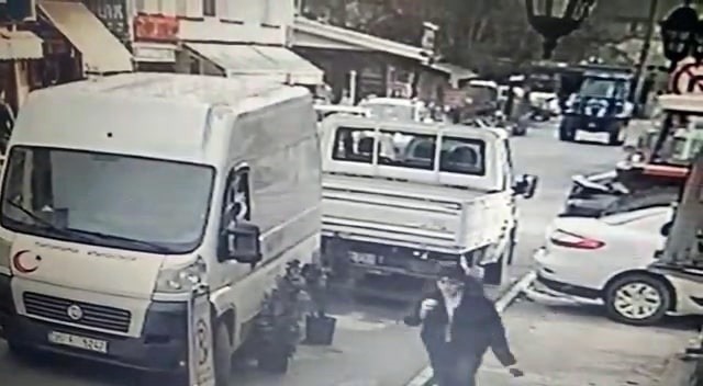 Sakarya’nın Akyazı ilçesinde bir kişi aralarında husumet bulunan şahsı tüfekle ayağından vurduğu anlar ve olaydan dakikalar sonra elini kolunu ...